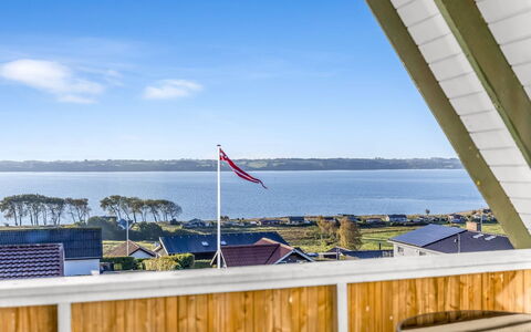 Elisabete - 600M from the Sea: Verblijf, Backyard, Werf, Garden Gebouwen, Schuur, Siding, Buitenmeubels, Blokhut, Outdoor Structuur, Keet