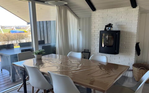 Filipa - 200M from the Sea: Verblijf, Backyard, Werf, Garden Gebouwen, Schuur, Siding, Buitenmeubels, Blokhut, Outdoor Structuur, Keet