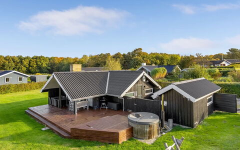 Filipa - 200M from the Sea: Verblijf, Backyard, Werf, Garden Gebouwen, Schuur, Siding, Buitenmeubels, Blokhut, Outdoor Structuur, Keet