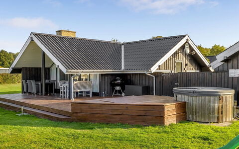 Filipa - 200M from the Sea: Verblijf, Backyard, Werf, Garden Gebouwen, Schuur, Siding, Buitenmeubels, Blokhut, Outdoor Structuur, Keet