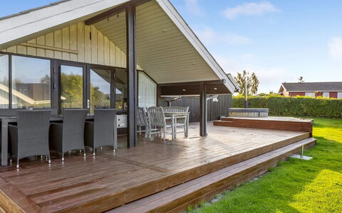 Filipa - 200M from the Sea: Verblijf, Backyard, Werf, Garden Gebouwen, Schuur, Siding, Buitenmeubels, Blokhut, Outdoor Structuur, Keet