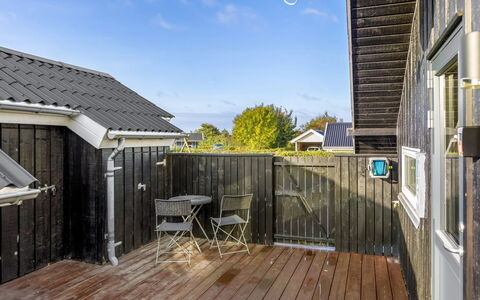 Filipa - 200M from the Sea: Verblijf, Backyard, Werf, Garden Gebouwen, Schuur, Siding, Buitenmeubels, Blokhut, Outdoor Structuur, Keet