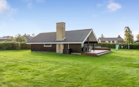 Filipa - 200M from the Sea: Verblijf, Backyard, Werf, Garden Gebouwen, Schuur, Siding, Buitenmeubels, Blokhut, Outdoor Structuur, Keet