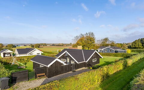 Filipa - 200M from the Sea: Verblijf, Backyard, Werf, Garden Gebouwen, Schuur, Siding, Buitenmeubels, Blokhut, Outdoor Structuur, Keet