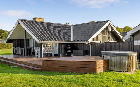 Filipa - 200M from the Sea: Dak, Hout, Huis, Huis, Architectuur, Verblijf, Siding, Schaduw, Veranda, Landgoed