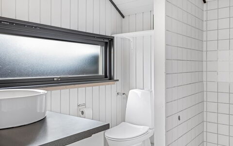 Filipa - 200M from the Sea: Muur, Loodgieterswerkinrichting, Hout, Interieur Ontwerp, Badkamer, Flooring, Verdieping, Loodgieter, Plafond, Kraan