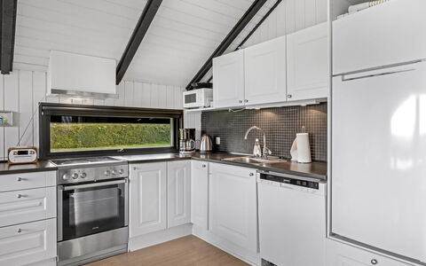Filipa - 200M from the Sea: Keuken, Major Appliance, Countertop, Toestel Van De Keuken, Interieur Ontwerp, Plafond, Flooring, Loodgieterswerkinrichting, Cabinetry, Fornuis