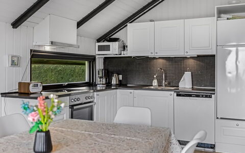 Filipa - 200M from the Sea: Keuken, Major Appliance, Toestel Van De Keuken, Countertop, Fornuis, Loodgieterswerkinrichting, Gootsteen, Wastafel, Kraan, Plafond