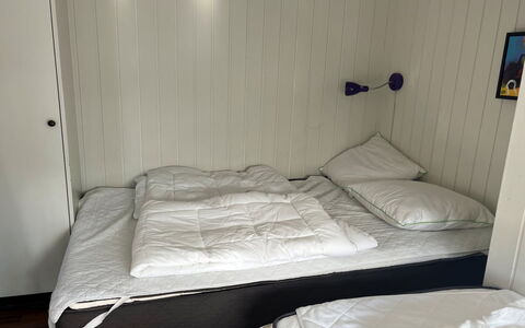 Filipa - 200M from the Sea: Slaapkamer, Hout, Bed, Laken, Bedding, Verdieping, Flooring, Meubilair, Bed Frame, Linens