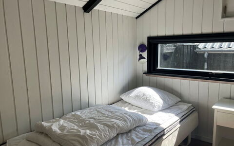 Filipa - 200M from the Sea: Hout, Slaapkamer, Bed, Verdieping, Laken, Bedding, Bed Frame, Linens, Hardwood, Plank
