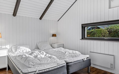 Filipa - 200M from the Sea: Slaapkamer, Plafond, Bed, Interieur Ontwerp, Bedding, Laken, Verdieping, Bed Frame, Linens, Hardwood