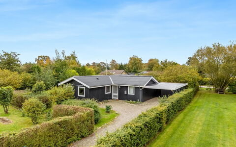 Lymke - 450M from the Sea: Huis, Dak, Huis, Deur, Verblijf, Schaduw, Tuin, Groundcover, Veranda, Werf