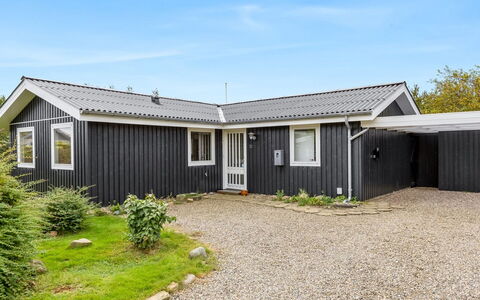 Lymke - 450M from the Sea: Huis, Dak, Huis, Deur, Verblijf, Schaduw, Tuin, Groundcover, Veranda, Werf