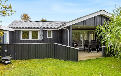 Lymke - 450M from the Sea: Huis, Dak, Huis, Deur, Verblijf, Schaduw, Tuin, Groundcover, Veranda, Werf