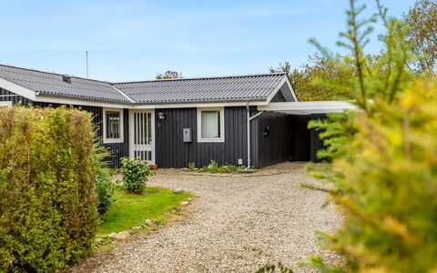Lymke - 450M from the Sea: Huis, Dak, Huis, Deur, Verblijf, Schaduw, Tuin, Groundcover, Veranda, Werf