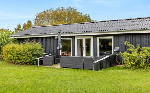 Lymke - 450M from the Sea: Huis, Dak, Huis, Deur, Verblijf, Schaduw, Tuin, Groundcover, Veranda, Werf