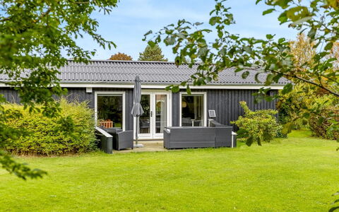 Lymke - 450M from the Sea: Huis, Dak, Huis, Deur, Verblijf, Schaduw, Tuin, Groundcover, Veranda, Werf