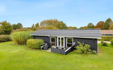 Lymke - 450M from the Sea: Huis, Dak, Huis, Deur, Verblijf, Schaduw, Tuin, Groundcover, Veranda, Werf
