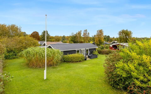 Lymke - 450M from the Sea: Huis, Dak, Huis, Deur, Verblijf, Schaduw, Tuin, Groundcover, Veranda, Werf