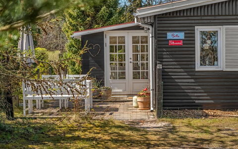 Kamilla - from the Sea: Huis, Struik, Huis, Verblijf, Siding, Deur, Garden Gebouwen, Tuin, Werf