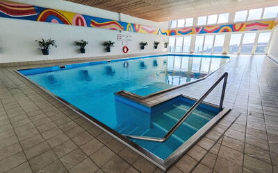 Sankt Urban 100: Flooring, Zwembad, Verdieping, Plafond, Toevlucht, Hal, Recreatiecentrum, Hotel, Badplaats, Tegel