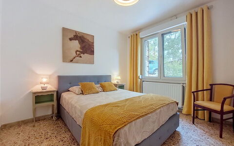 Les Pierres Fleuries: Bed, Interieur Ontwerp, Meubilair, Slaapkamer, Bedding, Laken, Muur, Kamer, Plafond, Hout