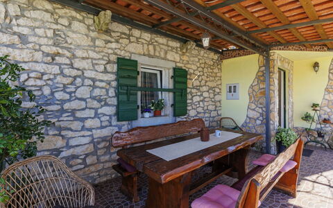 Marija: Muur, Hout, Stenen Muur, Deur, Meubilair, Verblijf, Flagstone, Stoel, Veranda, Buitenmeubels