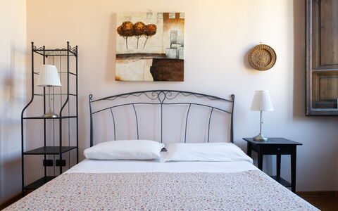Cuore Di Firenze Apartment: Bed, Meubilair, Slaapkamer, Bedding, Laken, Interieur Ontwerp, Linens, Bed Frame, Verlichting, Kamer