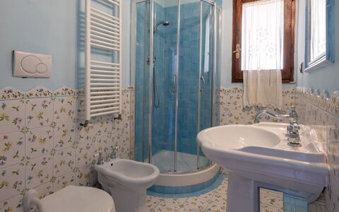 Cuore Di Firenze Apartment: Interieur Ontwerp, Flooring, Loodgieterswerkinrichting, Verdieping, Badkamer, Verlichting, Wastafel In De Badkamer, Meubilair, Kraan, Wastafel