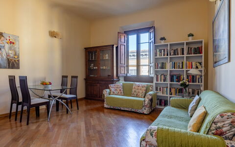 Cuore Di Firenze Apartment: Meubilair, Interieur Ontwerp, Flooring, Muur, Hout, Verdieping, Kamer, Bankstel, Woonkamer, Plafond