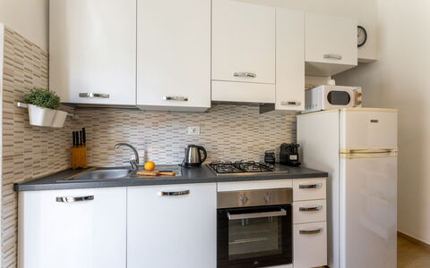 Casa La Conchiglia: Keuken, Toestel Van De Keuken, Countertop, Cabinetry, Major Appliance, Meubilair, Hout, Interieur Ontwerp, Fornuis, Huishoudapparatuur