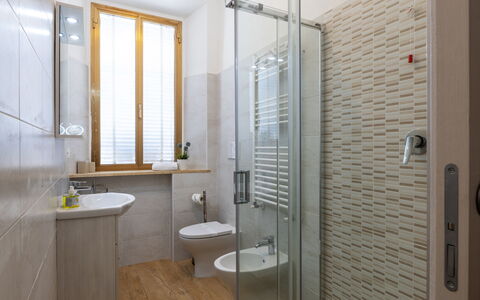 Casa La Conchiglia: Badkamer, Flooring, Loodgieterswerkinrichting, Verdieping, Muur, Interieur Ontwerp, Wastafel In De Badkamer, Wastafel, Kraan, Loodgieter