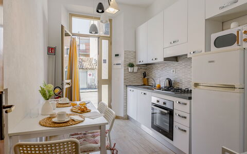Casa La Conchiglia: Toestel Van De Keuken, Meubilair, Keuken, Interieur Ontwerp, Major Appliance, Countertop, Flooring, Hout, Huishoudapparatuur, Cabinetry