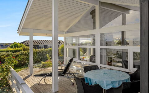 Tjarven - 350M from the Sea: Hout, Veranda, Architectuur, Huis, Dak, Huis, Deur, Verblijf, Siding, Dek