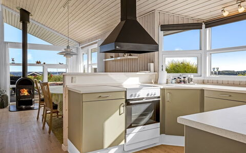 Tjarven - 350M from the Sea: Interieur Ontwerp, Flooring, Keuken, Plafond, Countertop, Hout, Verdieping, Cabinetry, Meubilair, Toestel Van De Keuken