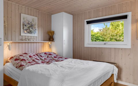 Tjarven - 350M from the Sea: Slaapkamer, Hout, Bed, Interieur Ontwerp, Flooring, Laken, Verdieping, Meubilair, Plafond, Bedding