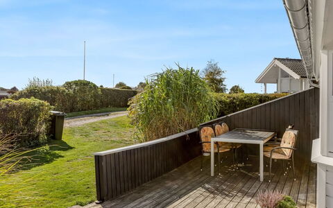 Tjarven - 350M from the Sea: Hout, Dak, Huis, Land Lot, Veranda, Dek, Plank, Schaduw, Hardwood, Verblijf