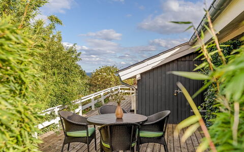 Tjarven - 350M from the Sea: Veranda, Hardwood, Schaduw, Stoel, Dek, Tuin, Leuning, Eco Hotel, Buitenmeubels, Balkon