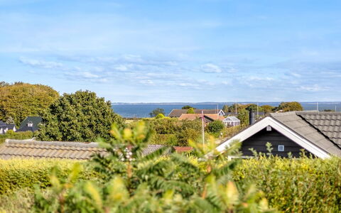 Tjarven - 350M from the Sea: Lucht, Blauw, Groen, Struik, Landschap, Wolk, Huis, Zonlicht, Verblijf, Voorstad