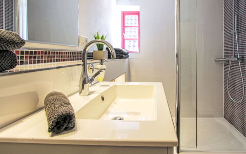 Schwalenberg 111: Badkamer, Wastafel In De Badkamer, Loodgieterswerkinrichting, Wastafel, Interieur Ontwerp, Flooring, Kraan, Verdieping, Loodgieter, Bad