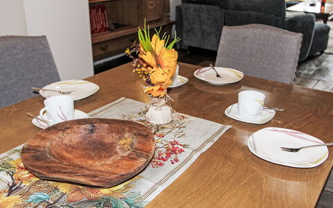 Schwalenberg 111: Meubilair, Tableware, Tafel, Serveware, Tafelkleed, Dishware, Textiel, Eetkamer, Bord, Keuken En Eettafel