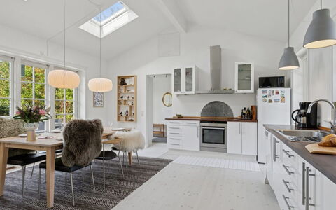 Domi - 1.3Km from the Sea: Gebouw, Huis, Venster, Huis, Dak, Woongebied, Struik, Verblijf, Land Lot