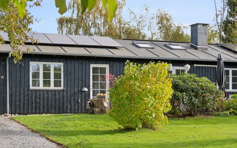 Domi - 1.3Km from the Sea: Gebouw, Huis, Venster, Huis, Dak, Woongebied, Struik, Verblijf, Land Lot