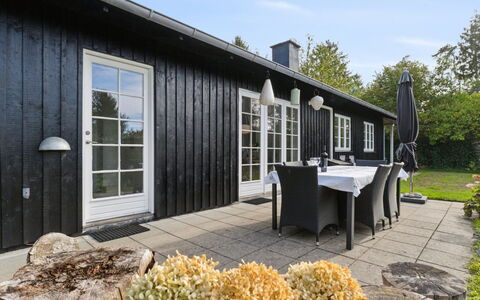 Domi - 1.3Km from the Sea: Gebouw, Huis, Venster, Huis, Dak, Woongebied, Struik, Verblijf, Land Lot