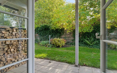 Domi - 1.3Km from the Sea: Gebouw, Huis, Venster, Huis, Dak, Woongebied, Struik, Verblijf, Land Lot