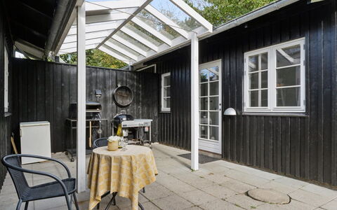 Domi - 1.3Km from the Sea: Gebouw, Huis, Venster, Huis, Dak, Woongebied, Struik, Verblijf, Land Lot
