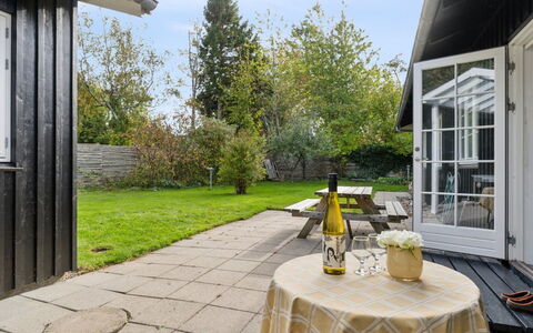 Domi - 1.3Km from the Sea: Gebouw, Huis, Venster, Huis, Dak, Woongebied, Struik, Verblijf, Land Lot
