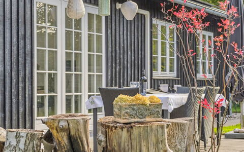 Domi - 1.3Km from the Sea: Gebouw, Huis, Venster, Huis, Dak, Woongebied, Struik, Verblijf, Land Lot