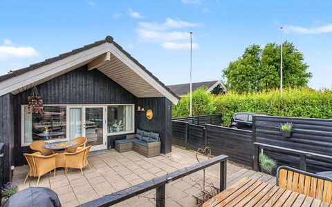 Lanica - 150M from the Sea: Huis, Huis, Dak, Verblijf, Schaduw, Toevlucht, Dek, Siding, Ontwerp, Veranda