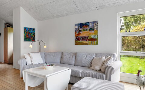 Lanica - 150M from the Sea: Meubilair, Interieur Ontwerp, Flooring, Verdieping, Hout, Plafond, Bankstel, Verlichting, Woonkamer, Kamer